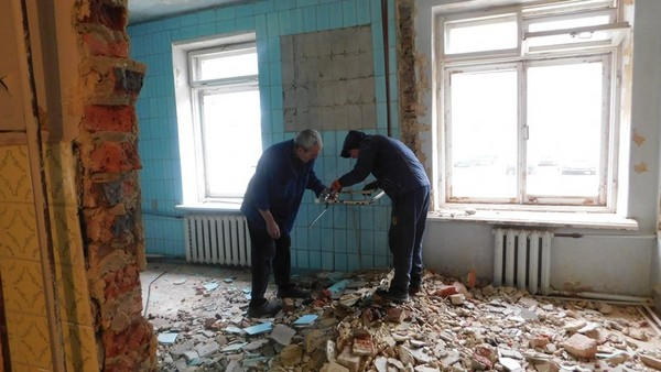 В больнице Курахово начат долгожданный капитальный ремонт инфекционного отделения