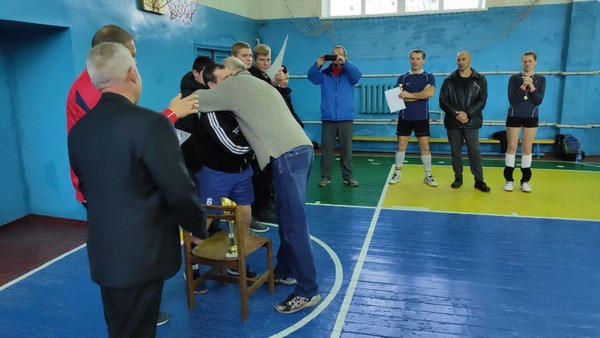 В Марьинке прошел ежегодный открытый турнир по волейболу