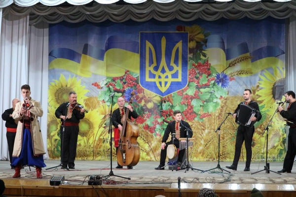 В Марьинке состоялся концерт, посвященный Дню Вооруженных Сил Украины