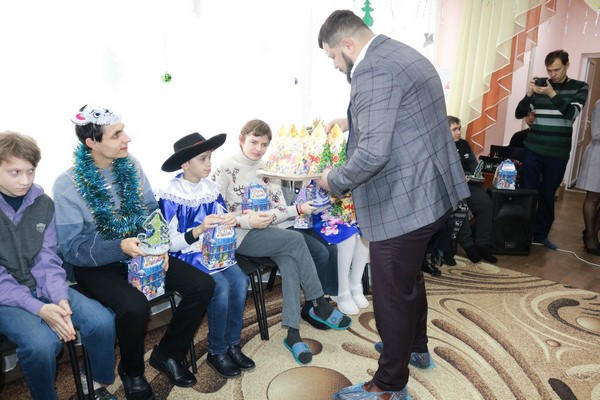 В Марьинке для детей с инвалидностью устроили новогодний праздник