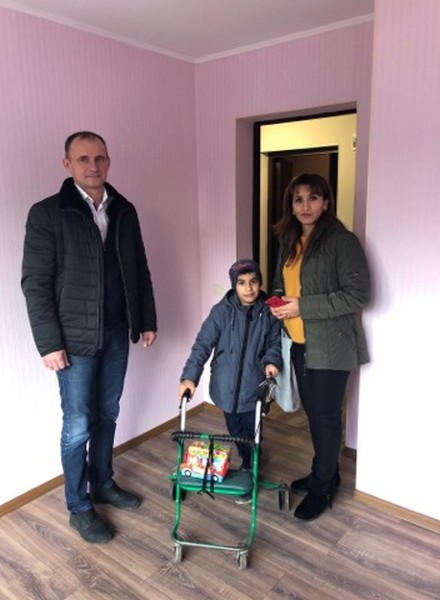 Семья из Курахово в День святого Николая получила ключи от двухкомнатной квартиры