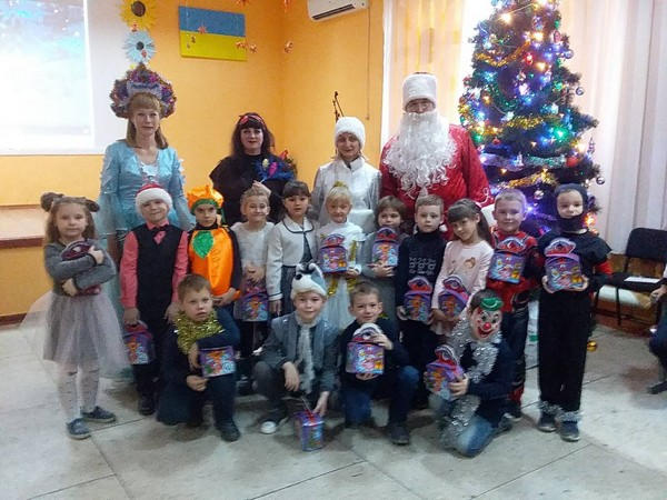 Для школьников прифронтовой Марьинки устроили яркий новогодний праздник