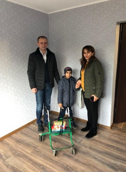 Семья из Курахово в День святого Николая получила ключи от двухкомнатной квартиры