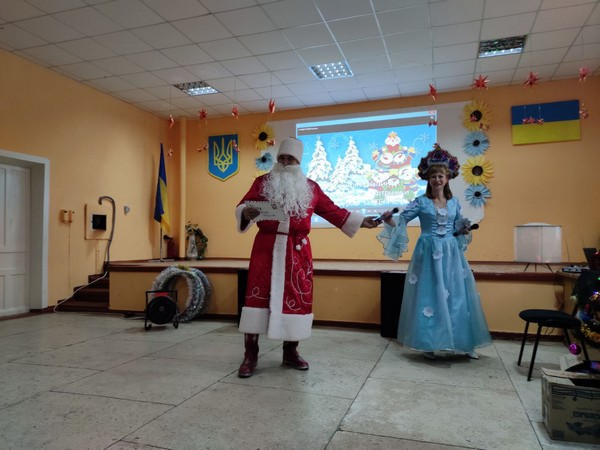 Для школьников прифронтовой Марьинки устроили яркий новогодний праздник