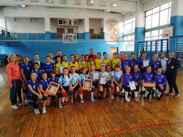 Кураховские волейболистки стали лучшими на домашнем Открытом турнире