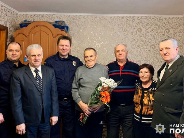 В Великой Новоселке полицейские поздравили ветерана МВД с 80-летием
