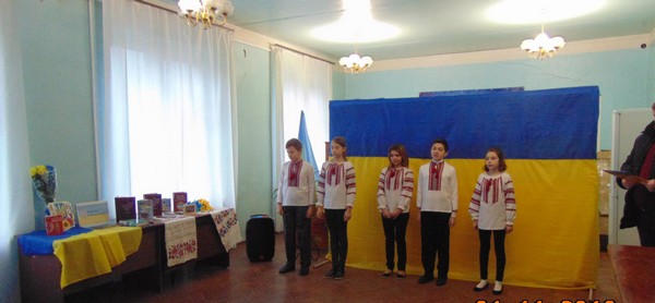 Как в прифронтовой Красногоровке отметили День Соборности Украины