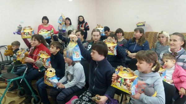 В Марьинке для детей с инвалидностью устроили Рождественское представление