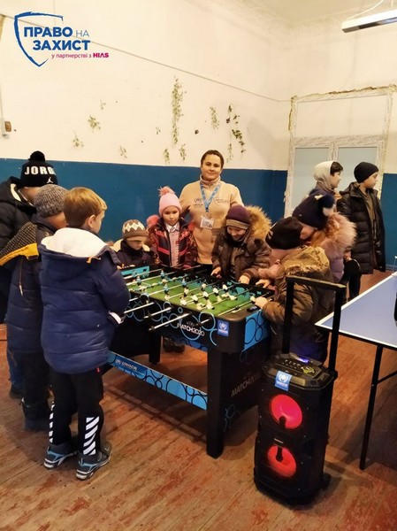 Прифронтовое село в Марьинском районе получило новое оборудование для развлечений