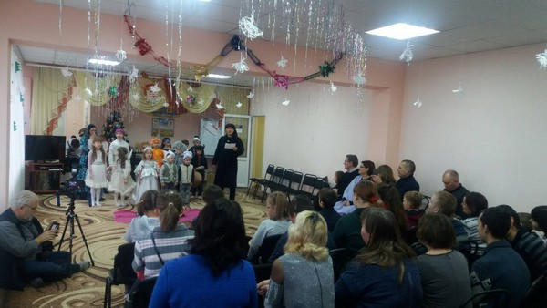 В Марьинке для детей с инвалидностью устроили Рождественское представление