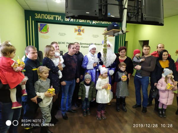 В Курахово для детей спасателей устроили новогодний утренник
