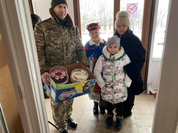 В Марьинском районе дети колядовали вместе с военными