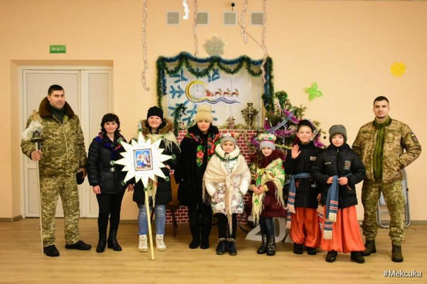 В Марьинском районе дети колядовали вместе с военными