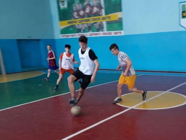 В Угледаре состоялся футбольный матч между школьниками и военными