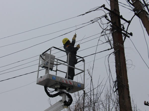 Ремонтники работают над восстановлением электроснабжения села Тарамчук Марьинского района