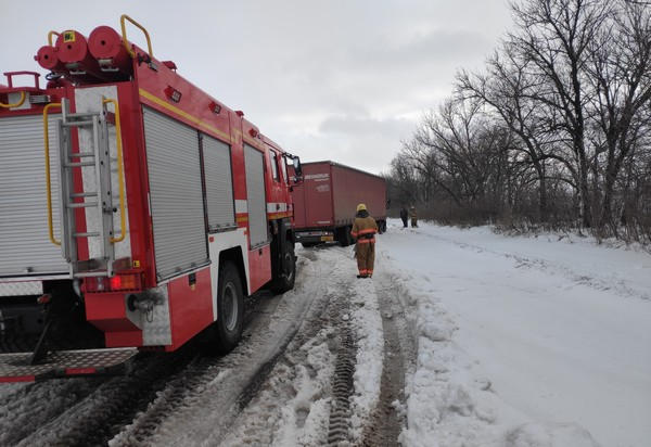 В Марьинском районе спасатели вытащили из снежного заноса грузовой автомобиль