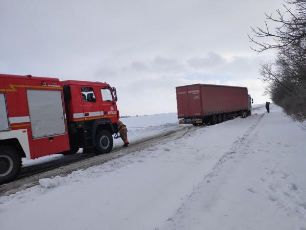 В Марьинском районе спасатели вытащили из снежного заноса грузовой автомобиль