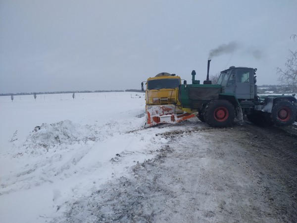 В Марьинском районе в снежном заносе застрял грузовик с опасным грузом