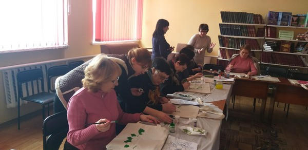 Жители прифронтовой Марьинки делают эко-сумки с ручной росписью