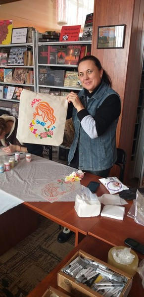 Жители прифронтовой Марьинки делают эко-сумки с ручной росписью