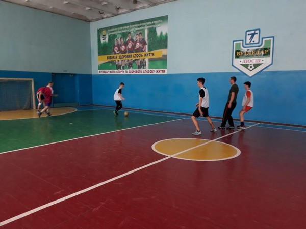 В Угледаре состоялся футбольный матч между школьниками и военными