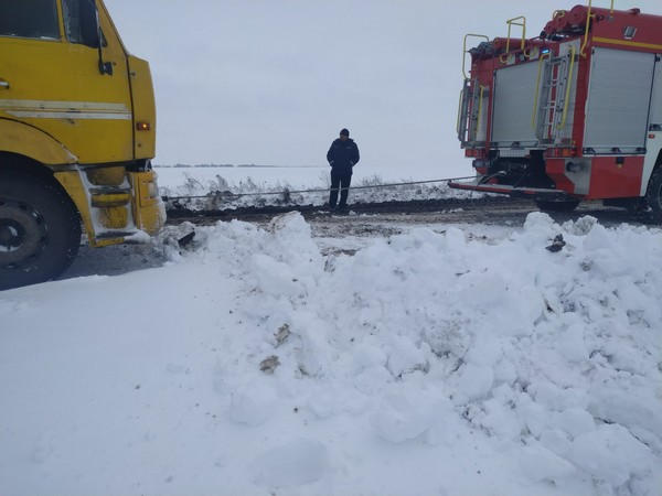В Марьинском районе в снежном заносе застрял грузовик с опасным грузом