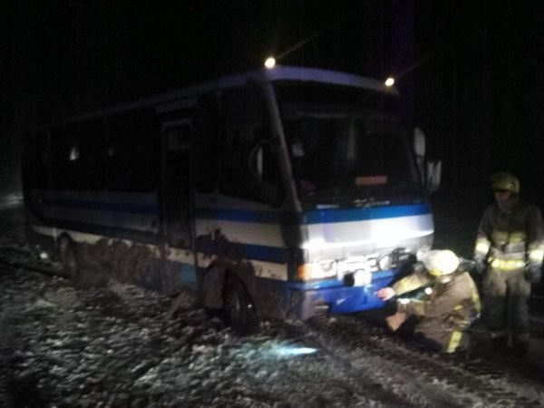 Вблизи Курахово застрявший в снегу автобус пришлось вытаскивать спасателям