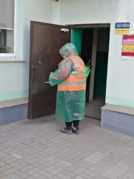 В Курахово в связи с эпидемией коронавируса дезинфицируют улицы, дороги и подъезды