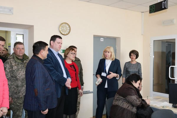 Иностранная делегация посетила прифронтовую Марьинку