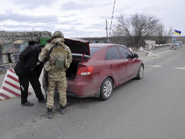 Мужчина пытался пересечь КПВВ «Марьинка» на угнанном автомобиле