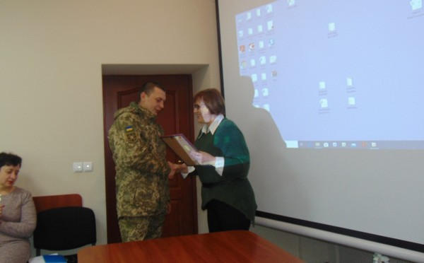 Военнослужащим вручили грамоты за помощь в ликвидации чрезвычайной ситуации в Марьинском районе