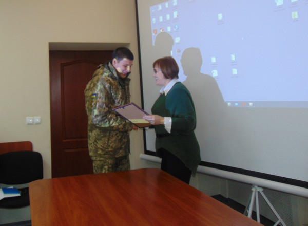 Военнослужащим вручили грамоты за помощь в ликвидации чрезвычайной ситуации в Марьинском районе