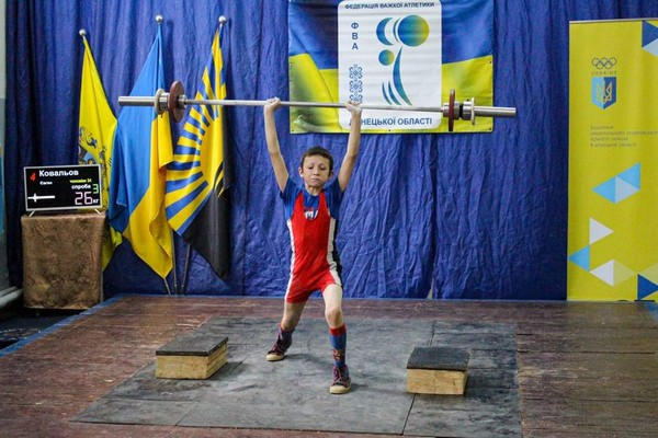 Тяжелоатлеты из Угледара завоевали 6 медалей на чемпионате Донецкой области