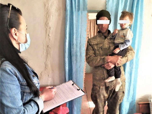 В Великоновоселковском районе соцработники проверили семью, в которой отец сам воспитывает ребенка