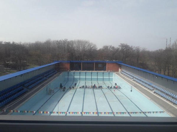 В Курахово проводится масштабная очистка и ремонт бассейна в СК «Олимпийский»