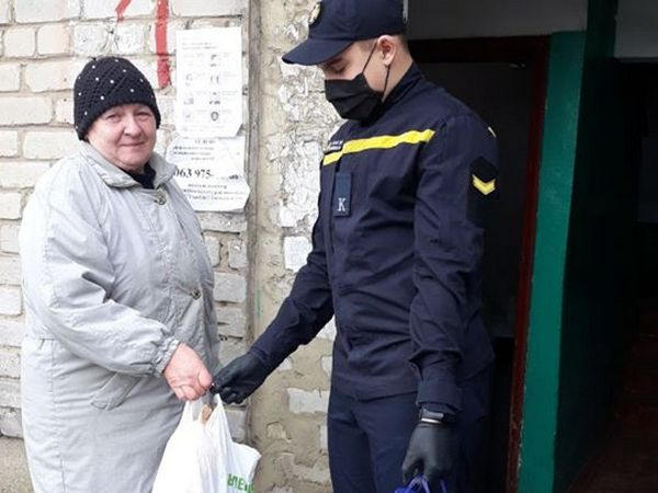 Будущие спасатели помогают жителям Великой Новоселки во время карантина