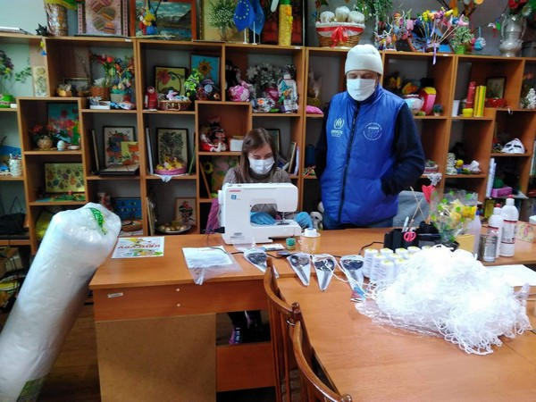 В прифронтовую Марьинку доставят оборудование и материалы для пошива медицинских масок