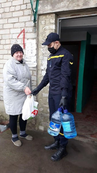 Будущие спасатели помогают жителям Великой Новоселки во время карантина