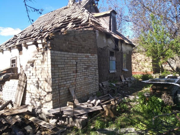 В результате ночного обстрела Красногоровки повреждены три дома