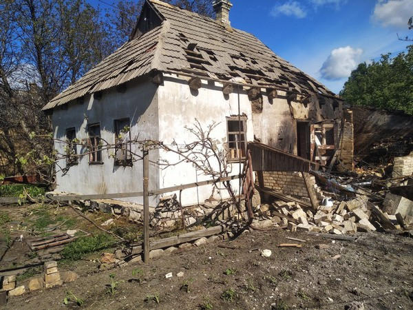 В результате ночного обстрела Красногоровки повреждены три дома