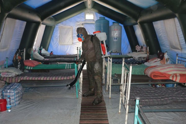 17 человек уже неделю живут в палатке на КПВВ «Марьинка»