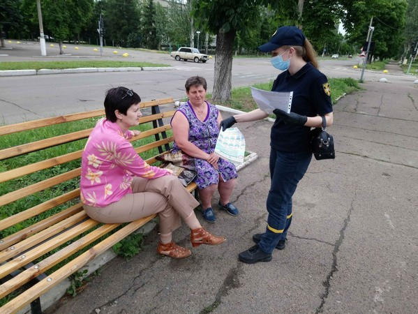 Жителям прифронтовой Марьинки напомнили правила минной безопасности