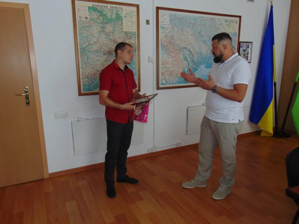 Глава Марьинского района поздравил учителя, который стал лауреатом конкурса «Молодой человек года»