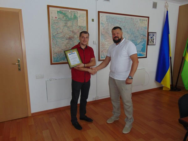Глава Марьинского района поздравил учителя, который стал лауреатом конкурса «Молодой человек года»