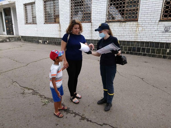 Жителям прифронтовой Марьинки напомнили правила минной безопасности