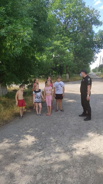 Марьинские полицейские напомнили детям и их родителям правила дорожного движения