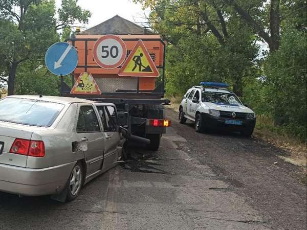 В Марьинском районе Chery Amulet врезался в грузовик: водитель доставлен в больницу
