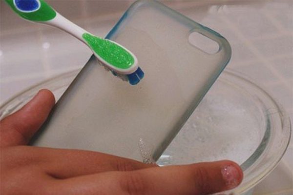 Как правильно чистить прозрачный чехол для смартфона