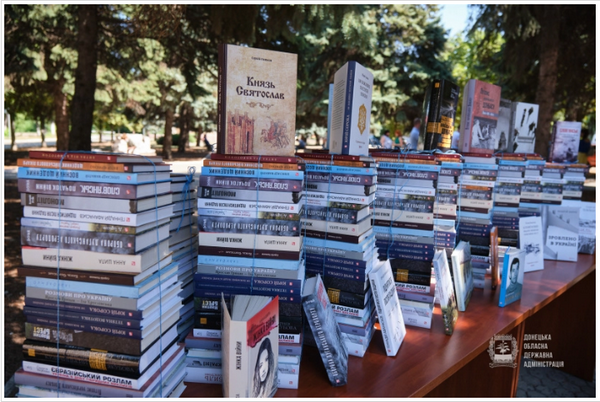 Молодежным центрам в Марьинском районе передали книги по истории Украины и о войне на Донбассе