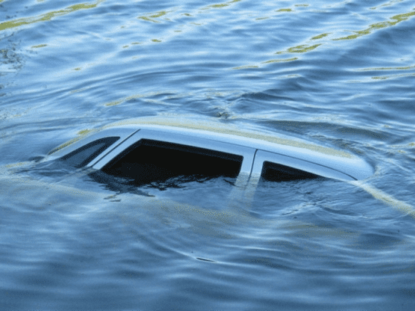 В Марьинском районе на дне водоема обнаружили автомобиль, внутри которого находился труп мужчины